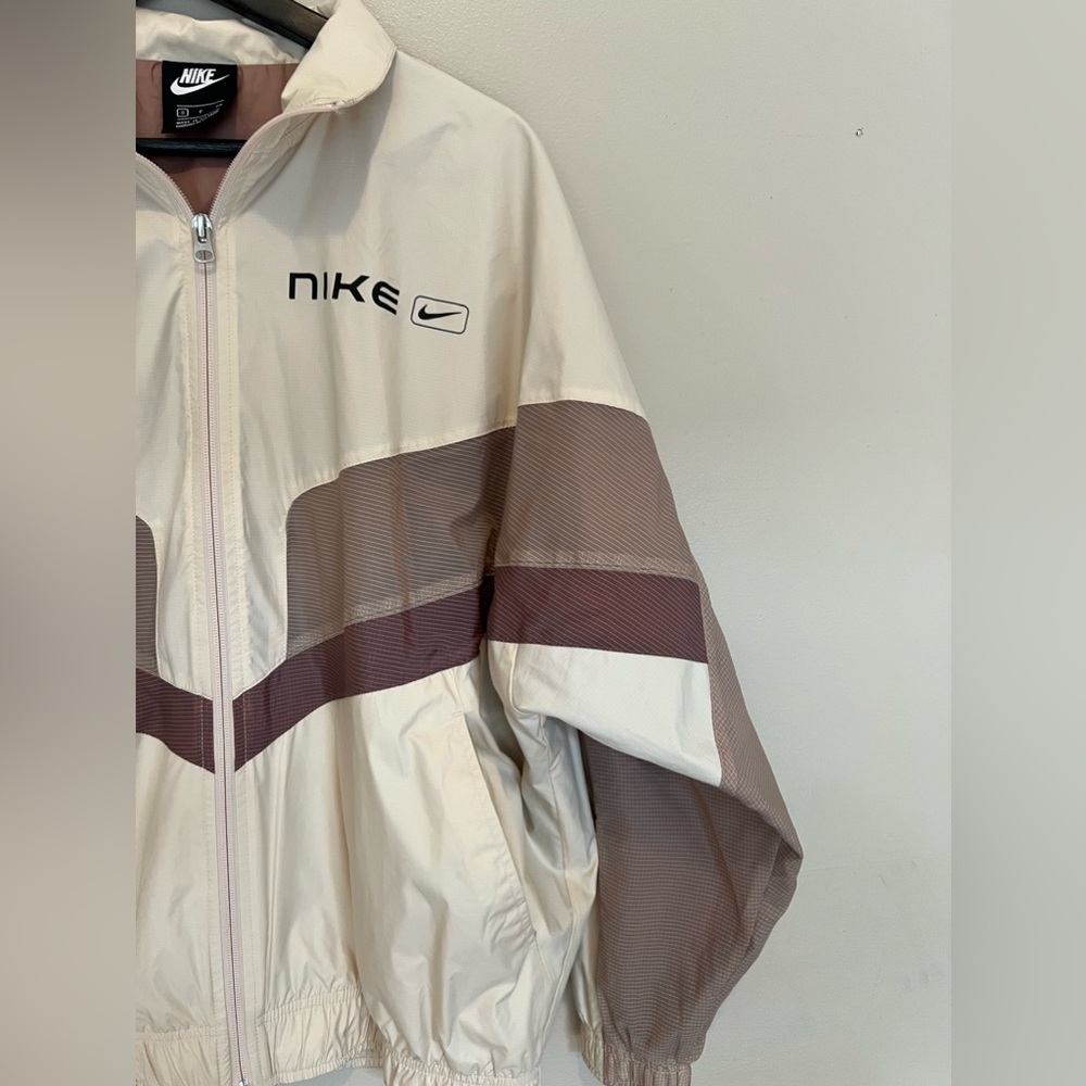 NIKE Women's Sportswear Street Loose Fit Woven Jacket - Picture 5 of 7